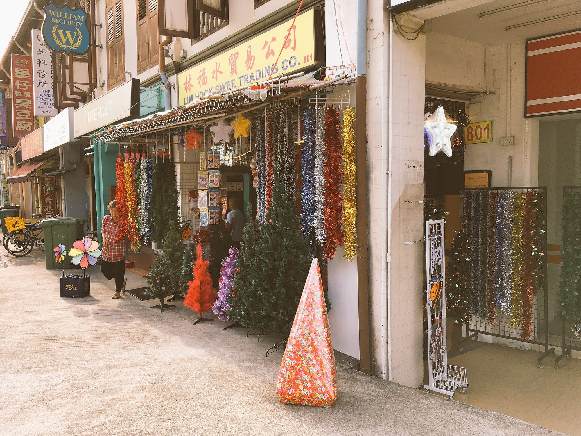 シンガポールのショップハウス街。ティンセルや造花のクリスマスツリー、星の飾りを売る店（林福水貿易公司）