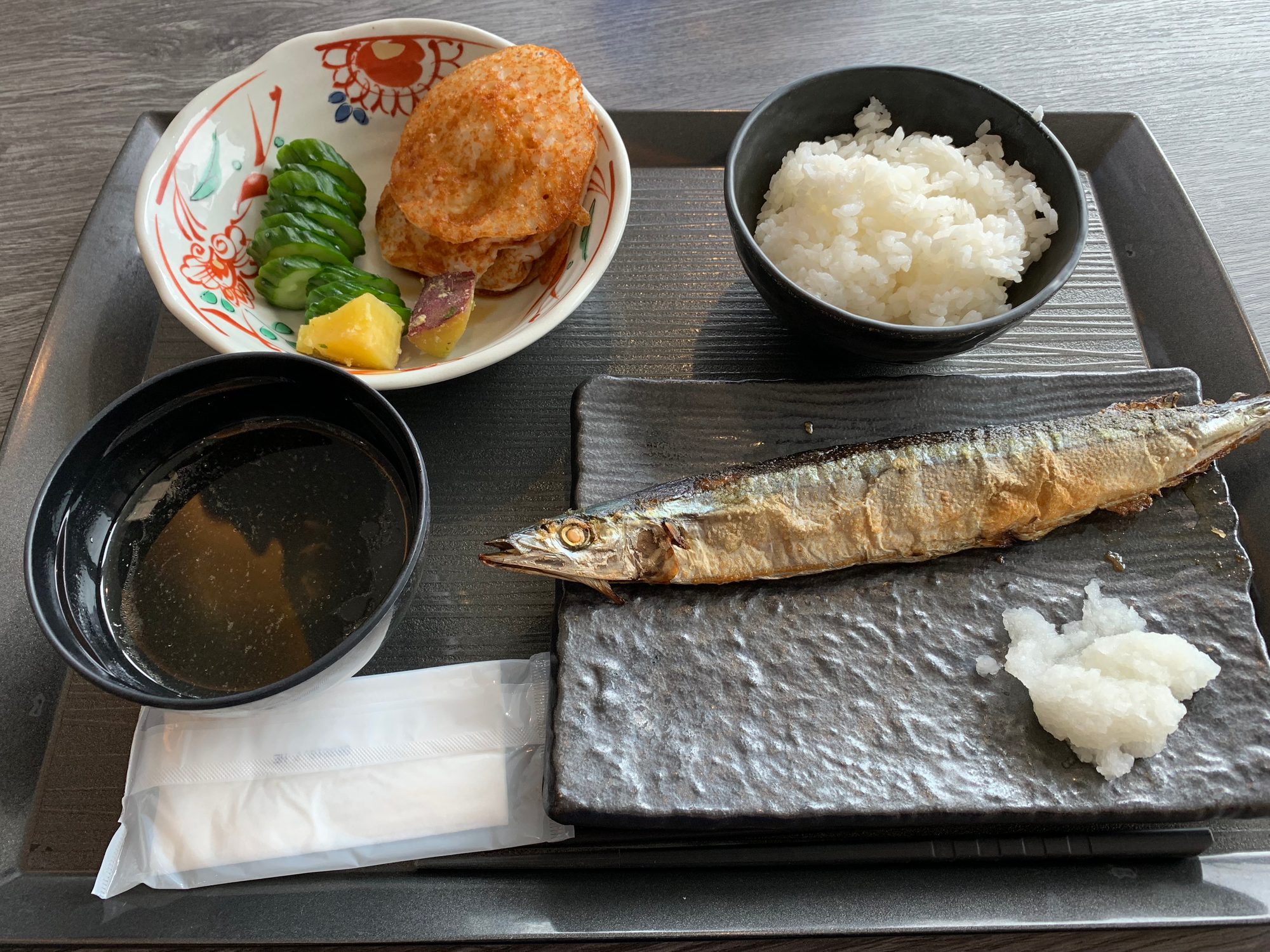 Google 社食のランチ。焼きたての秋刀魚、白米、味噌汁、きゅうりやさつまいもの小鉢