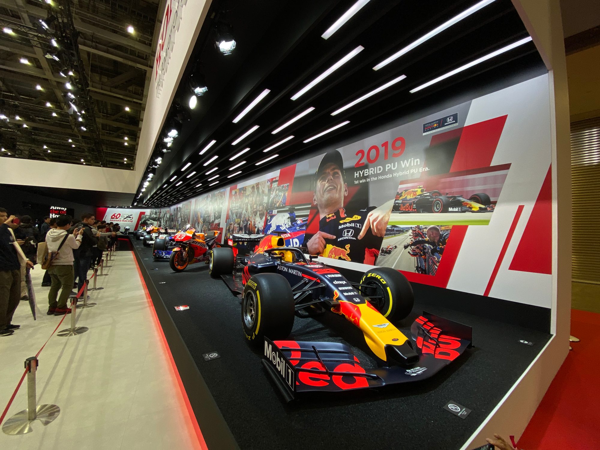 東京モーターショーの Honda ブース。Red Bull Honda の F1マシンや MotoGP マシンが並び、「2019 HYBRID PU Win」のパネル