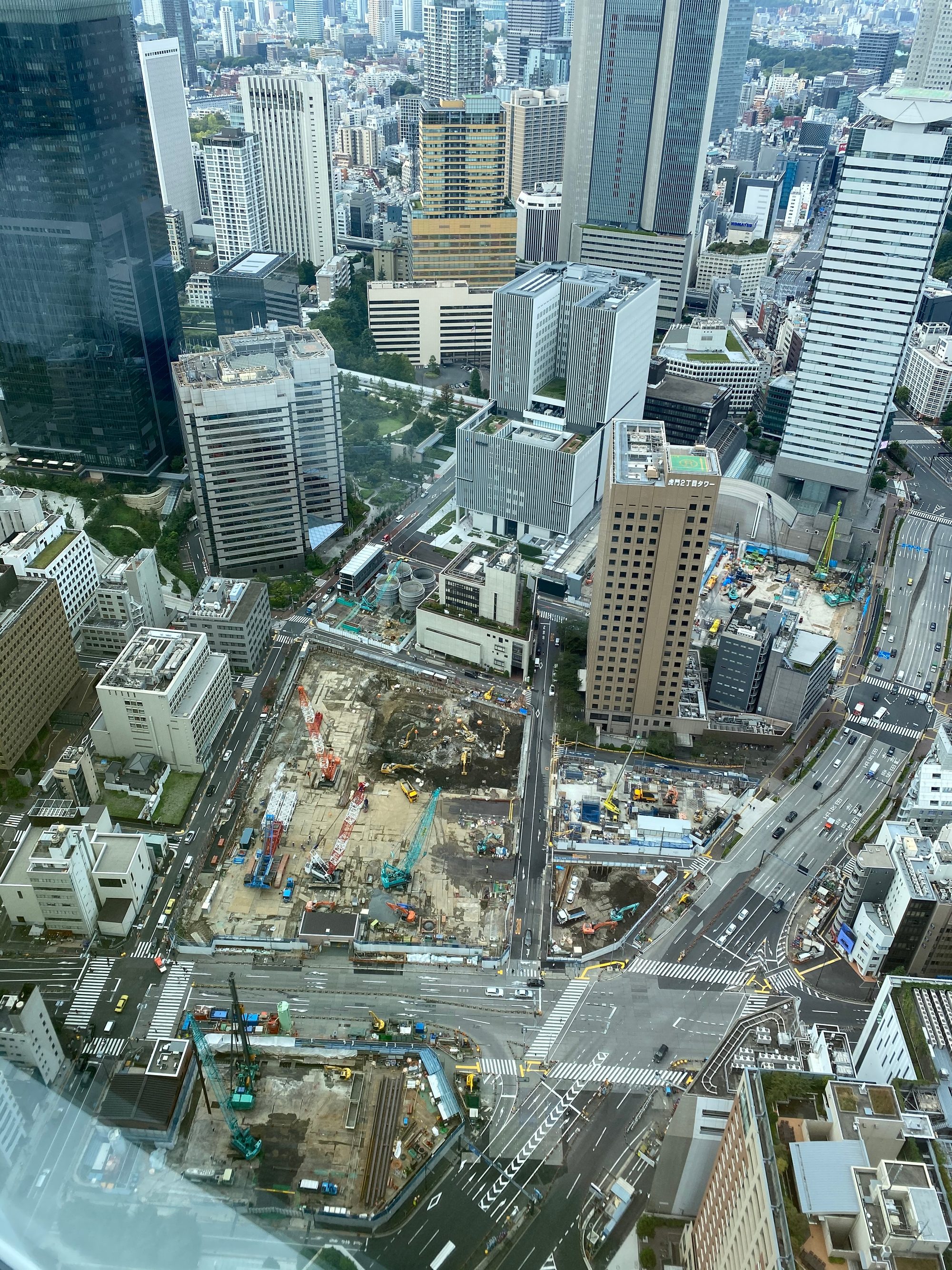 アンダーズ東京の高層階から見下ろした虎ノ門。大規模な工事現場（ステーションタワー建設前）と高層ビル、街路