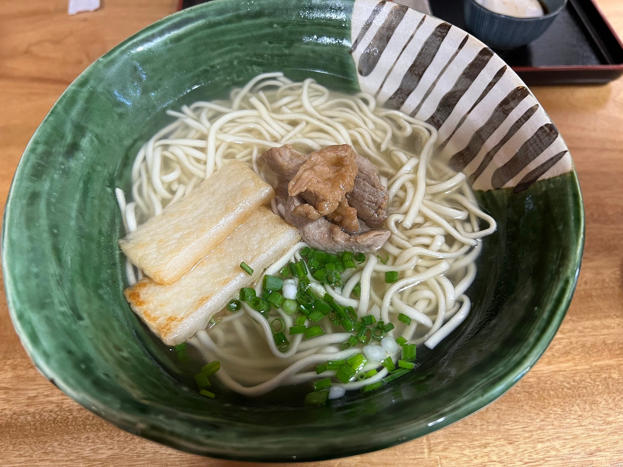 島そば一番地の八重山そば。かまぼこと軟骨ソーキ、ねぎがのった白いスープ