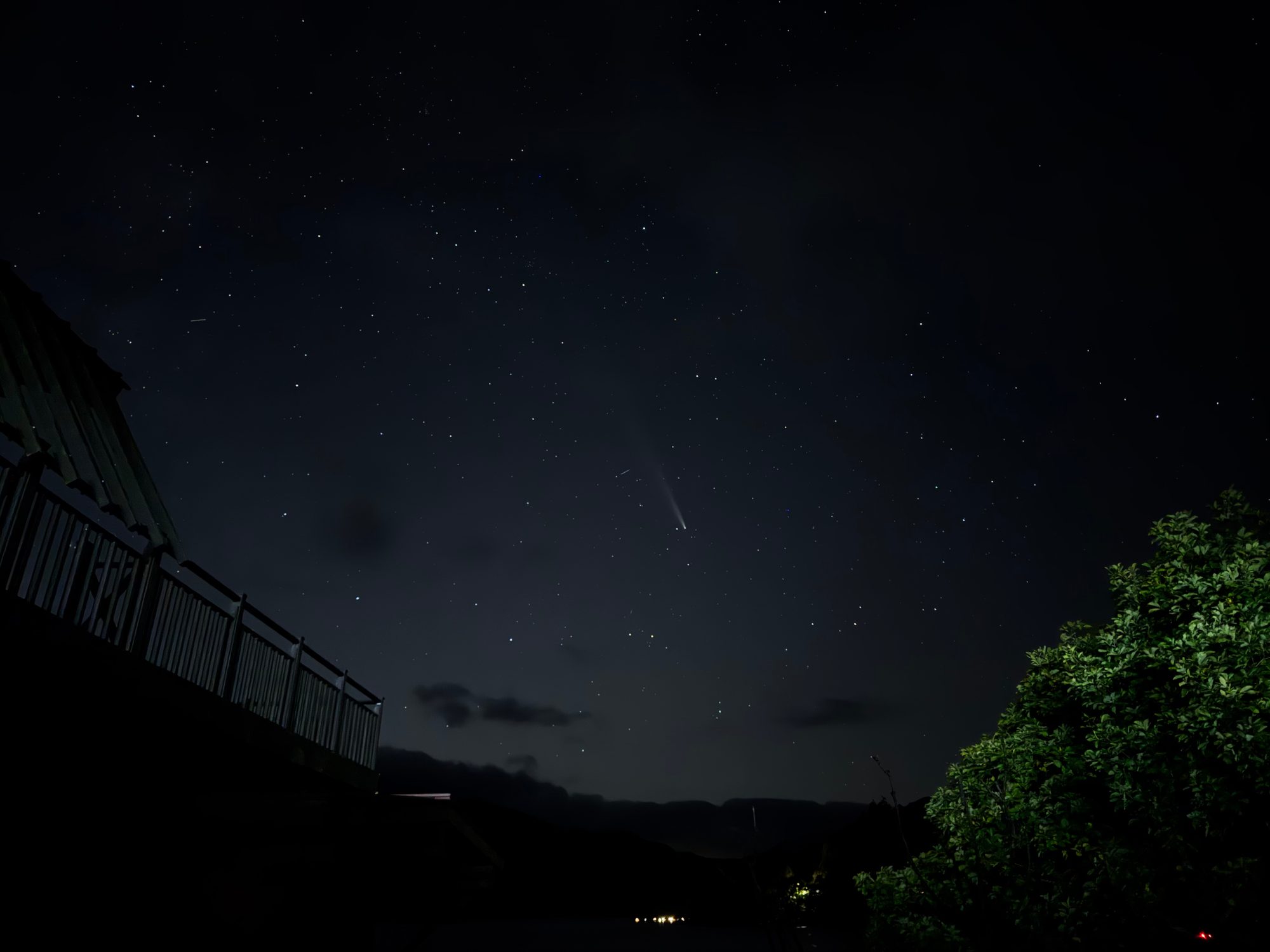 中禅寺湖近くのデッキの手すり越しに見た星空と、尾を引く紫金山・アトラス彗星