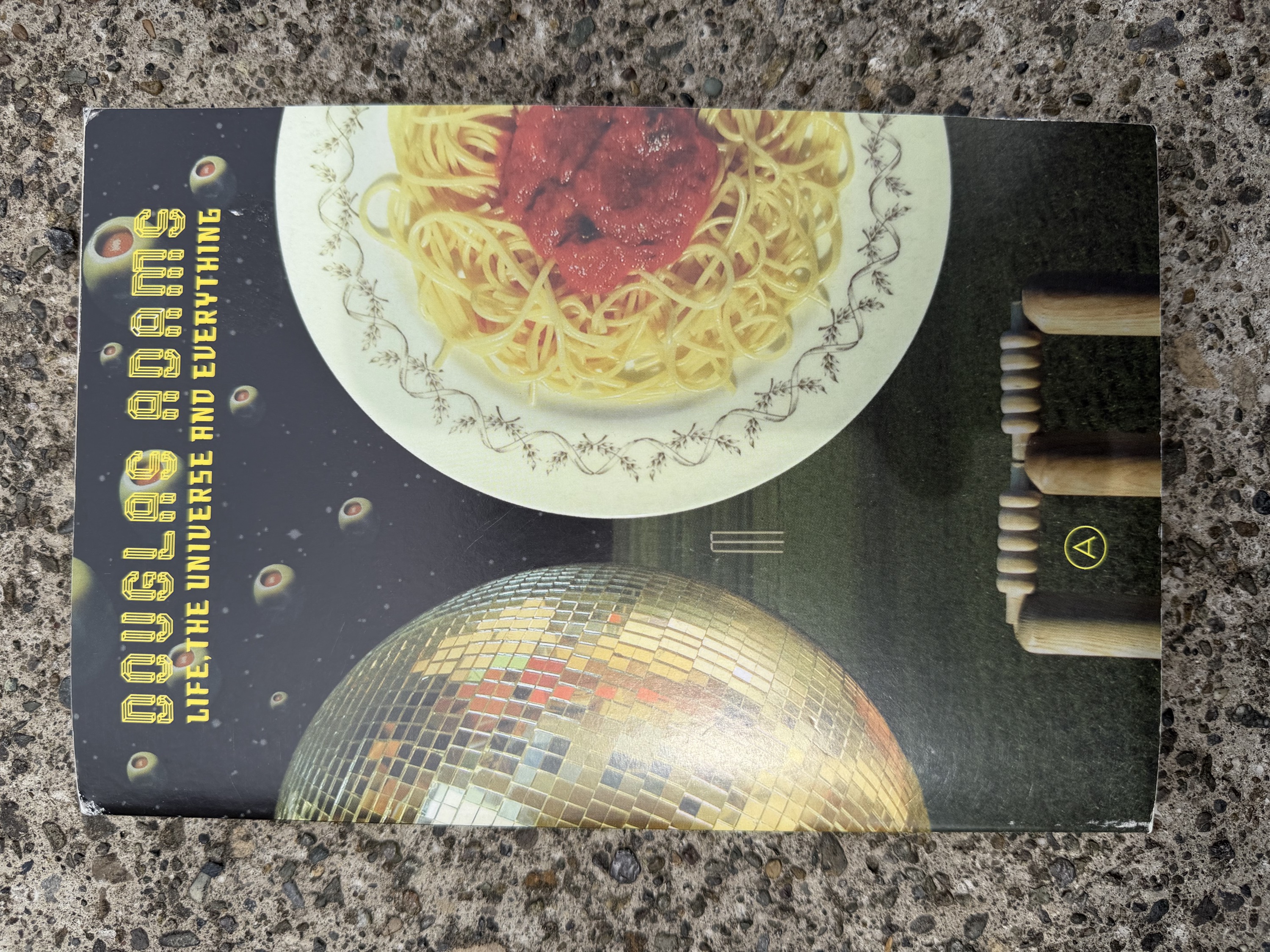 床に落ちた一冊『Life, the Universe and Everything』